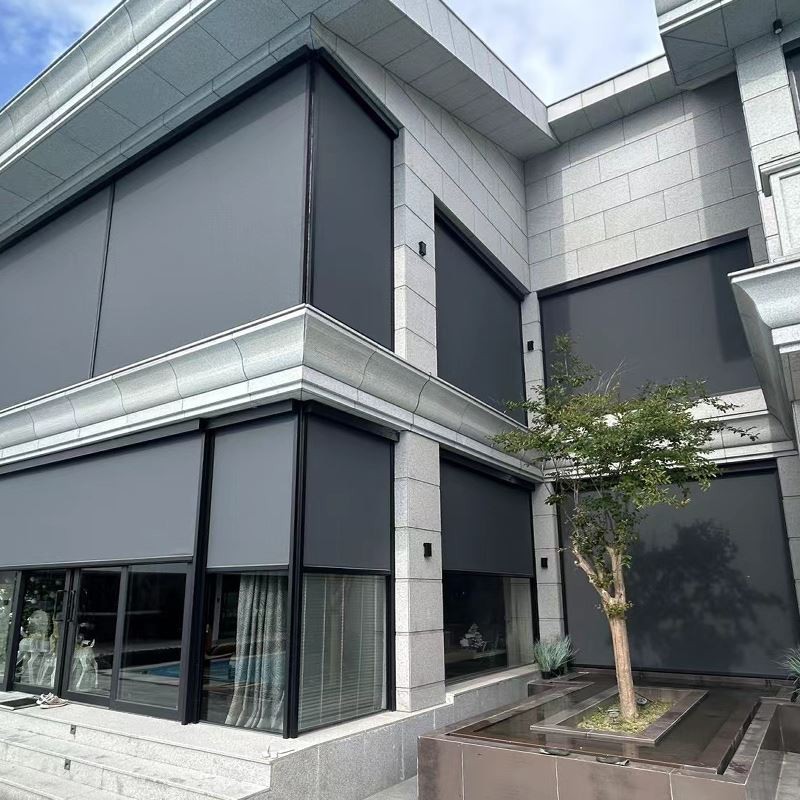 Vēja necaurlaidīgas rāvējslēdzēja žalūzijas